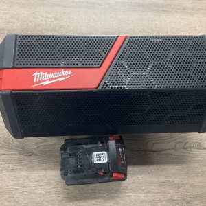 MILWAUKEE 18V BLUETOOTH WORK RADIO W/ 5AH BATTERY