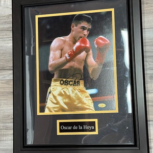 OSCAR DE LA HOYA FRAMED AUTOGRAPH PICTURE W/AUTHENTICITY