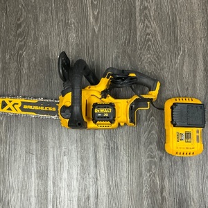 DEWALT 20V BRUSHLESS CHAINSAW W/ 1.5 AH BATTERY & CHARGER