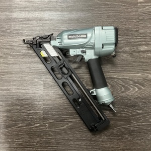 METABO HPT 2-1/2" FINISH NAILER IN CASE