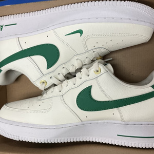 NIKE AIR FORCE 1 '07 LV8 SIZE: 10