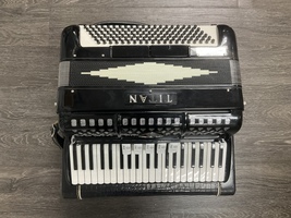 Titano Accordian Black W/Case