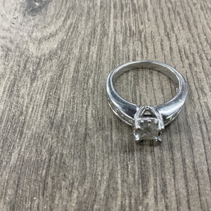 Female White Gold Engsgement Ring 5g/14kt 