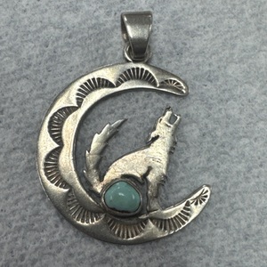 SILVER WOLF PENDANT 