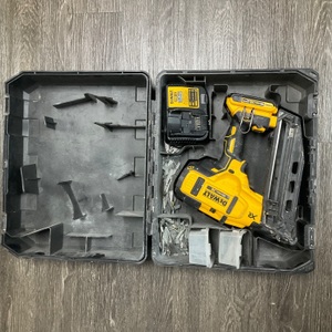 DEWALT DCN660 16GA FINISH NAILER IN BOX WITH BATTERY AND CHARGER