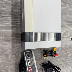 NINTENDO ENTERTAMENT SYSTEM - NES - WITH A CONTROLLER AND CABLES