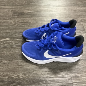 NIKE STAR RUNNER 4 SIZE 6Y/7.5W