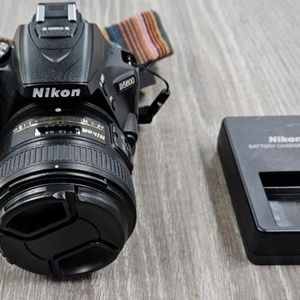 NIKON D5600 DSLR CAMERA WITH NIKKOR 50MM LENS AND BATTERY CHARGER