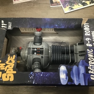 DIAMOND SELECT TOYS B-9 ROBOT