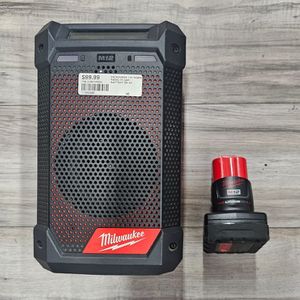 MILWAUKEE 12V WORK RADIO W/ BATTERY
