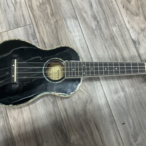 Mitchell MU-75/BK Ukulele