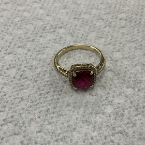 14K Yellow Gold Red Stone Halo Ring 3.0gr with White Accent Stones Size 6.75