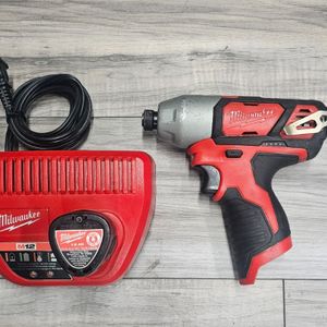 Milwaukee 2462-20 M12 DRILL WITH BATTERY AND CHARGER