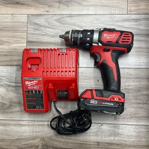 MILWAUKEE DRILL WITH BATTERY AND CHARGER 2606-20