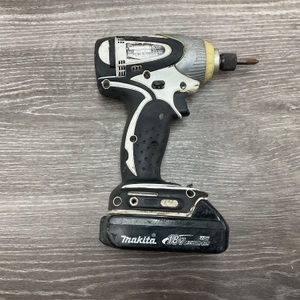 MAKITA 18V IMPACT DRIVER W/BATTERY