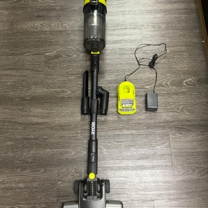 RYOBI 18 V CORDLESS STICK VACUUM WITH 4AH BATTERY AND CHARGER 
