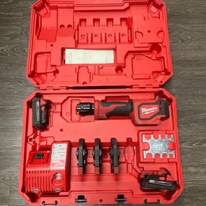 MILWAWKEE 2674-20 SHORT THROW PRESS TOOL KIT IN CASE WITH 2 BATTERIES AND CHARGE