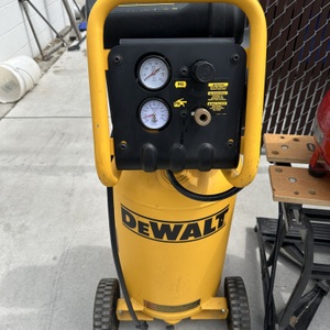 DEWALT D55168 15 GALLON AIR COMPRESSOR