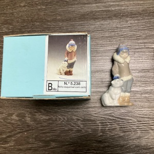 LLADRO ESKIMO BOY WITH PET #5238