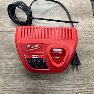 MILWAUKEE 12V BATTERY CHARGER 48-59-2401