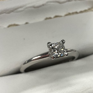 White Gold Solitare Ring 2.5g/18kt 