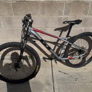 GT AVALANCHE HARDTAIL MOUNTAIN BIKE 
