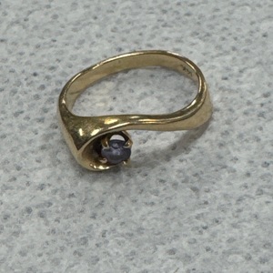 14K Yellow Gold Purple Stone Ring 3.6gr Size 7.25