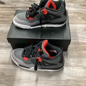 JORDAN RETRO 4
