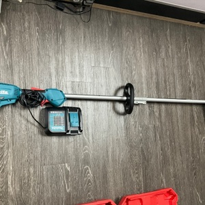 MAKITA XRU23 WEED WACKER W/ BATTERY AND CHARGER