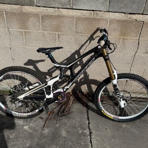 SANTA CRUZ V10 DOWNHILL BIKE, FOX  SHOCKS, SRAM X9 DRIVELINE 