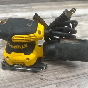 DEWALT CORDED 2.3 AMP 1/4 SHEET SANDER