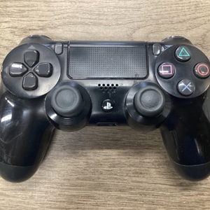PLAYSTATION 4 CONTROLLER