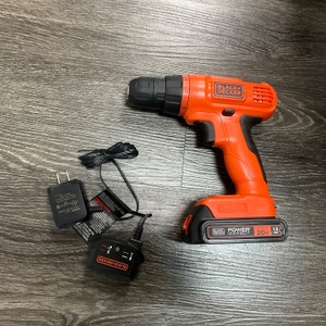 BLACK & DECKER 20 V DRILL