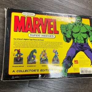 BARNES & NOBLE CLASSIC MARVEL SUPERHEROES COLLECTOR'S EDITION FIGURES BOOK 