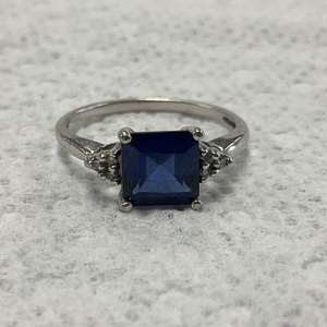10K White Gold Princess Blue Stone Ring w/ Accents 2.1gr Size 7