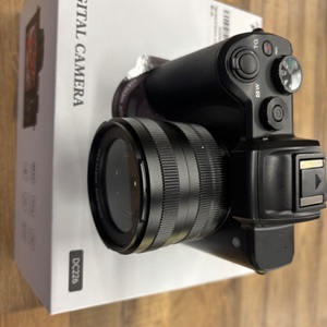 AMAZON 8K CAMERA WITH BOX AND EXTRA BATTERY