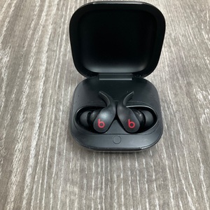BEATS A2578 BLUETOOTH EARBUDS *PFC* RIGHT EARBUD INSERT LIFTING UP