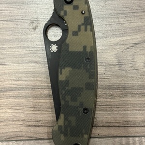 SPYDERCO MILITARY 2 W/ DIGITAL CAMO HANDLE