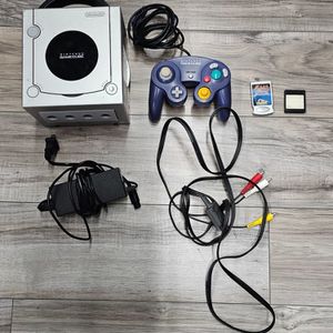 NINTENDO DOL-101 PLATINUM GAMING CONSOLE